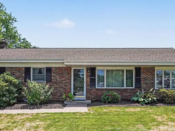 302 Robin Rd, Hershey, PA 17033