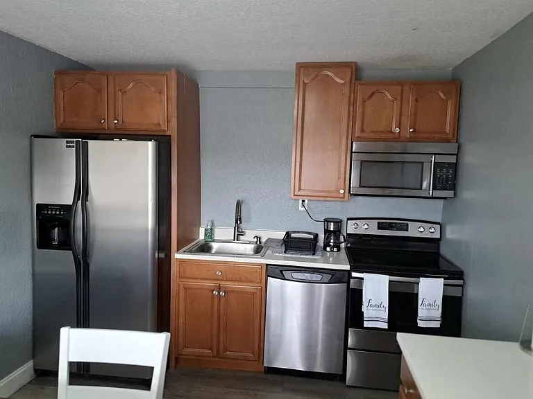 740 SW 10th St — Photo 3