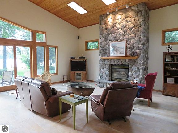 5th image of 4127 E Shore Dr