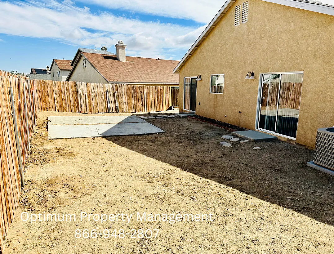 Charming Single-Story Home in Snowline School District — Photo 3