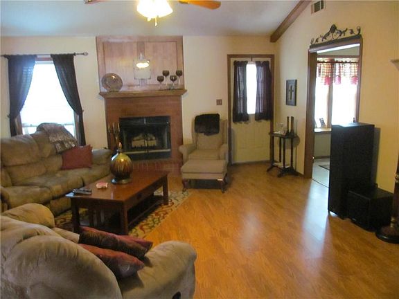 5th image of 2910 Linda Ln