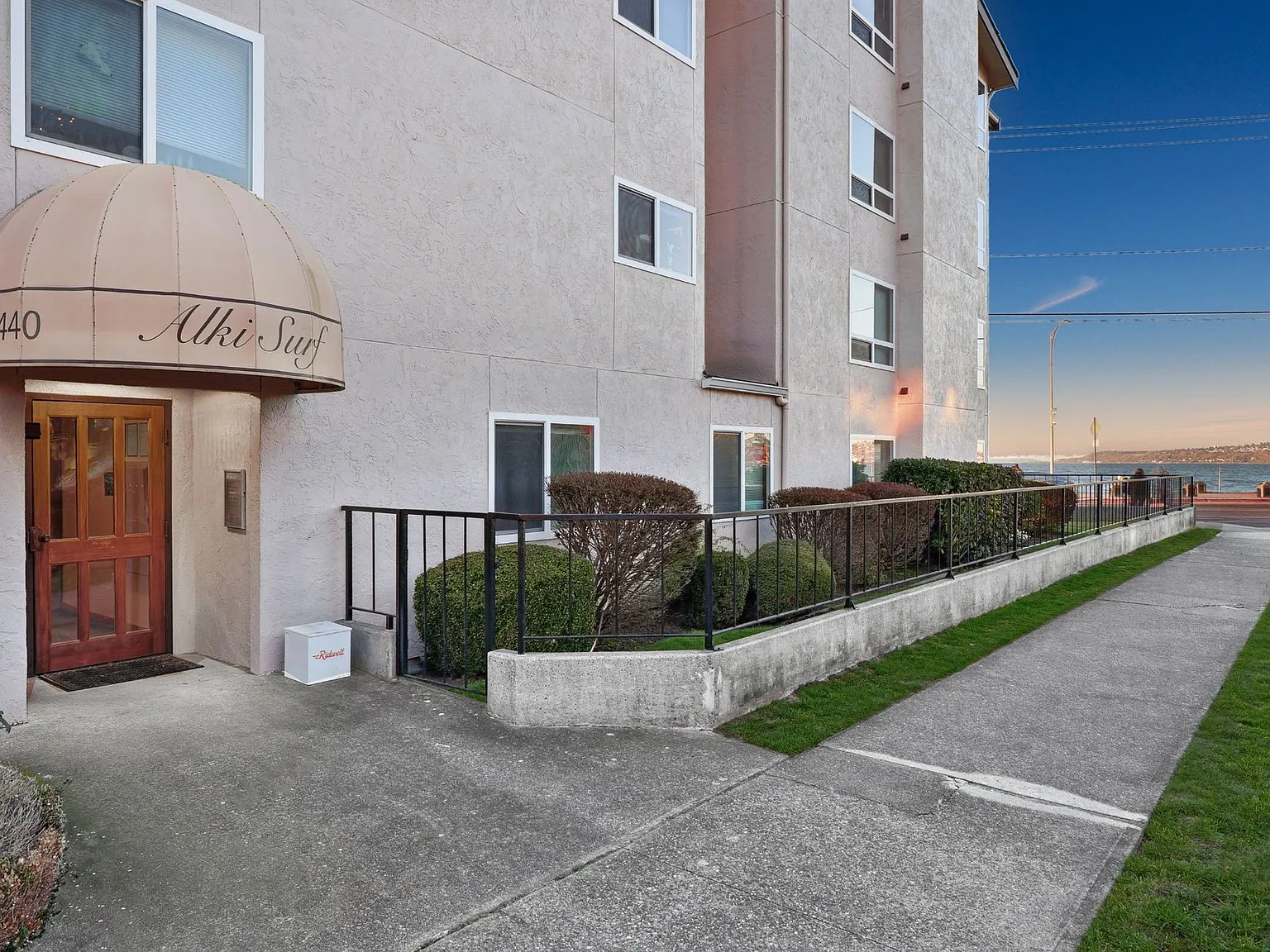 Alki Surf — Photo 1