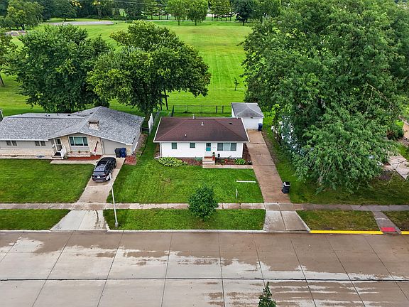 2nd image of 1402 Meadowlane Ave