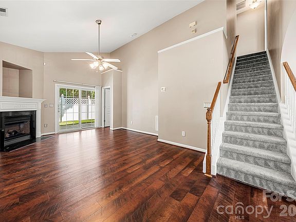 2nd image of 207 Dawn Mist Ln