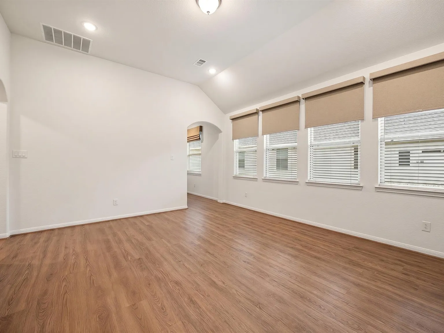 3 bed, 2.0 bath, 1687 sqft, $2,300 — Photo 3