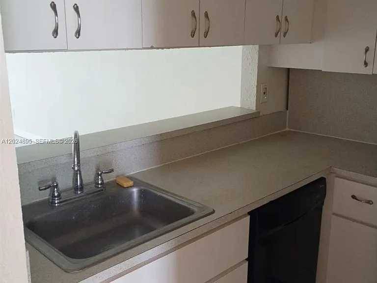 N Sherman Cir — Photo 2