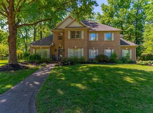 2200 Eaglewood Dr, Newburgh, IN 47630
