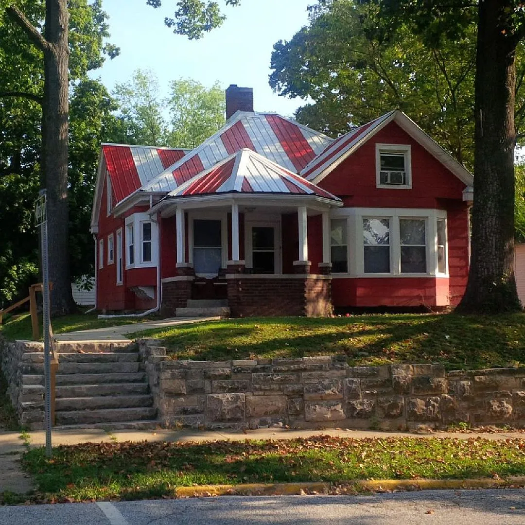 Candy Stripe Home! 4 Bd/2 Ba — Photo 1