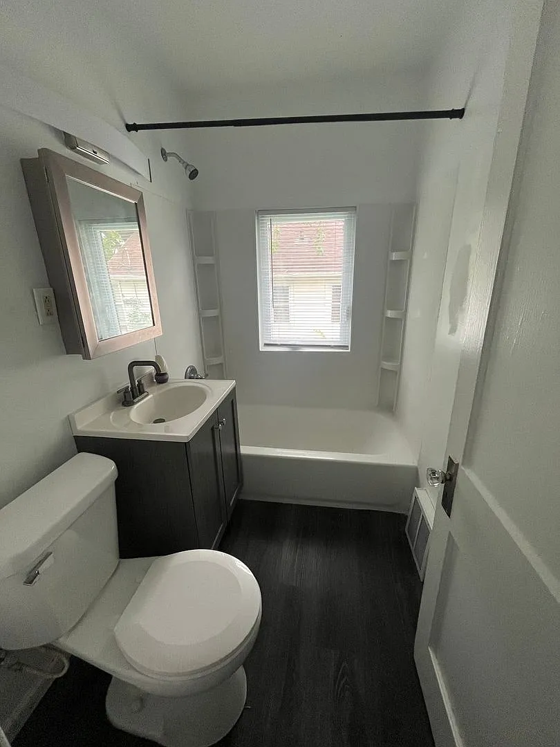 2 Bedroom Home Available In Rockford Section 8 Welcomed — Photo 4