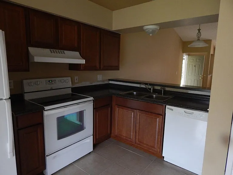 136 Reserve Cir #200 — Photo 4