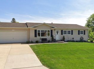 1605 Hillcrest Ave, Bettendorf, IA