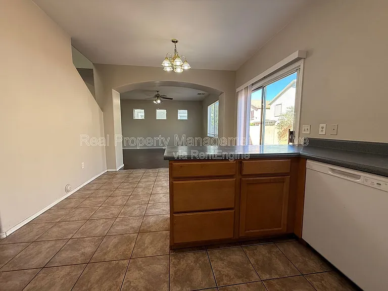 3930 W Irwin Ave — Photo 9