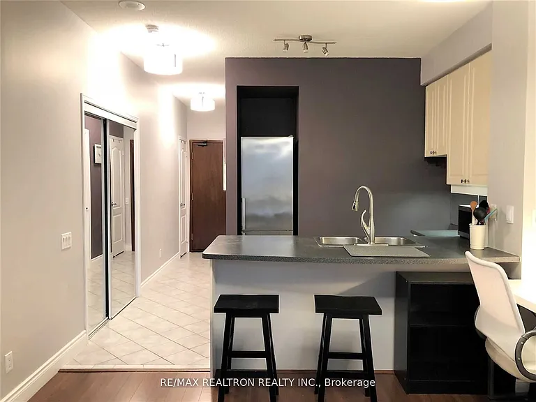 555 Yonge St #508 — Photo 6