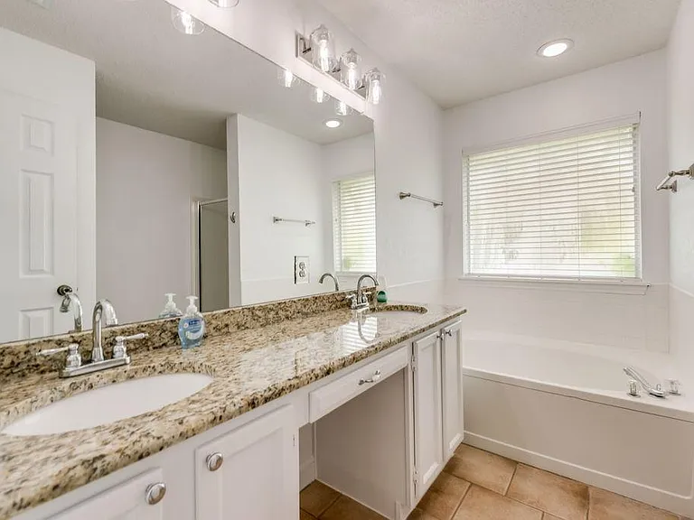 10717 Pineview Ln — Photo 18