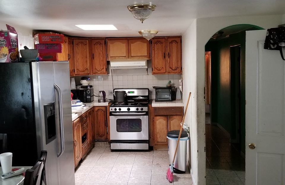 2nd image of 5866 S Figueroa St