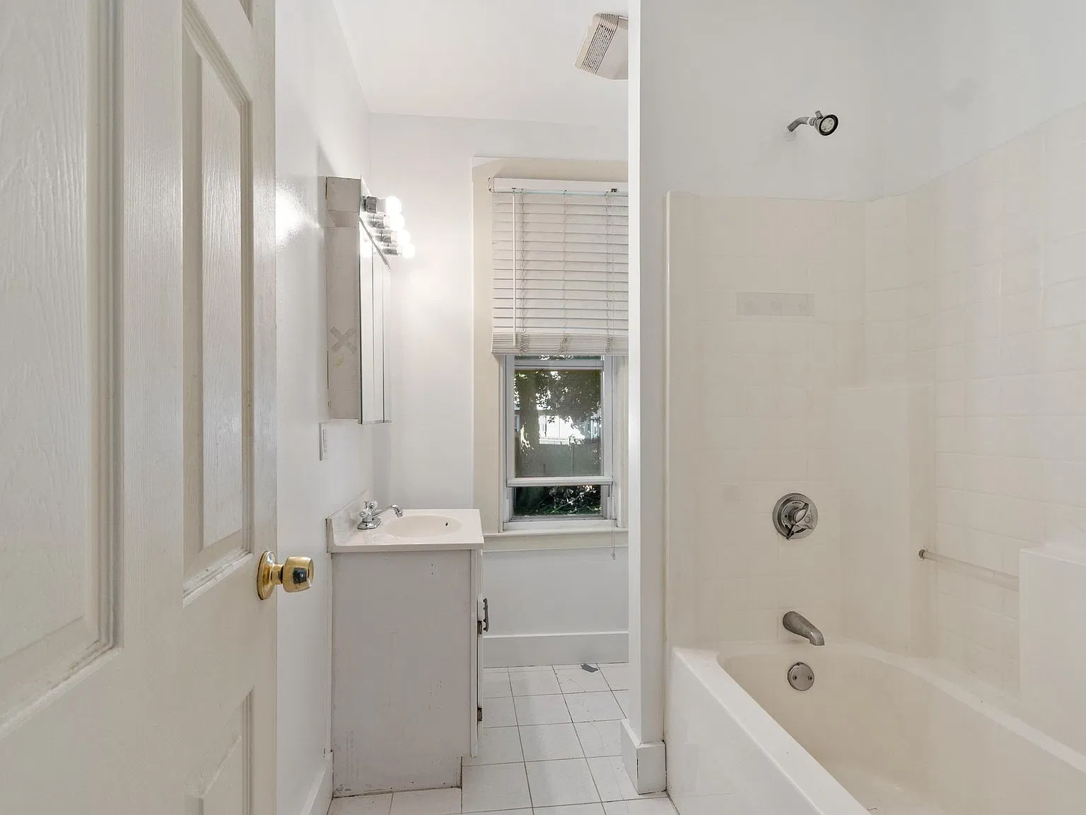 2 bed, 1090 sqft, $2,400 — Photo 2