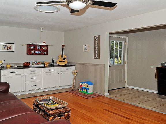 Toy room or Dining area