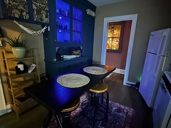 4th image of 2 S Chestnut St APT 2