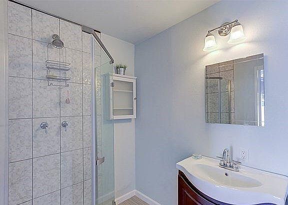 5th image of 16122 Flallon Ave