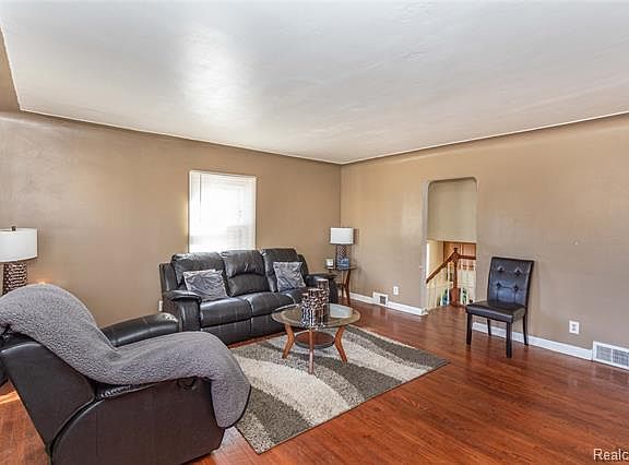 4th image of 1071 Ford Blvd
