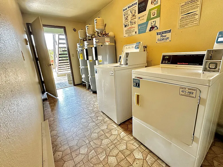 Luminous & Spacious apartments with Private Balcony in Tacoma — Photo 4
