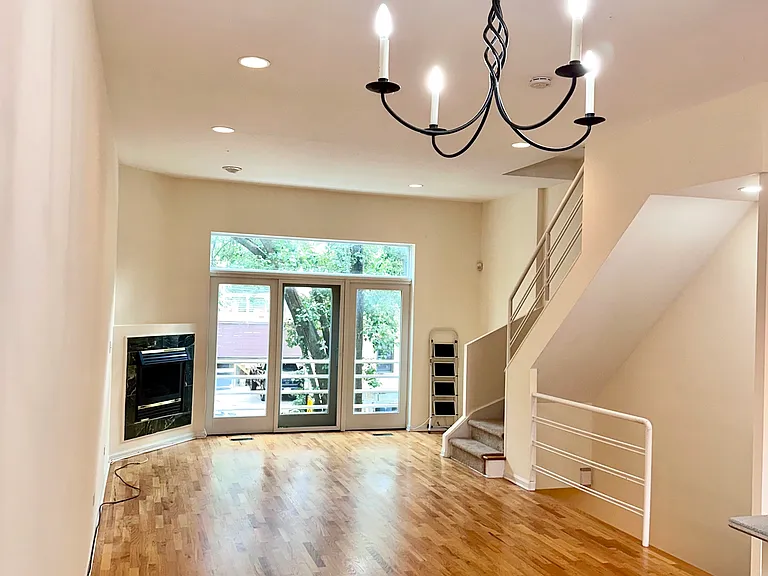 650 N Armour St — Photo 12