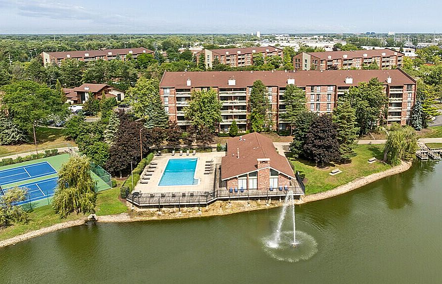 -wheeling-il-community- Lake +House