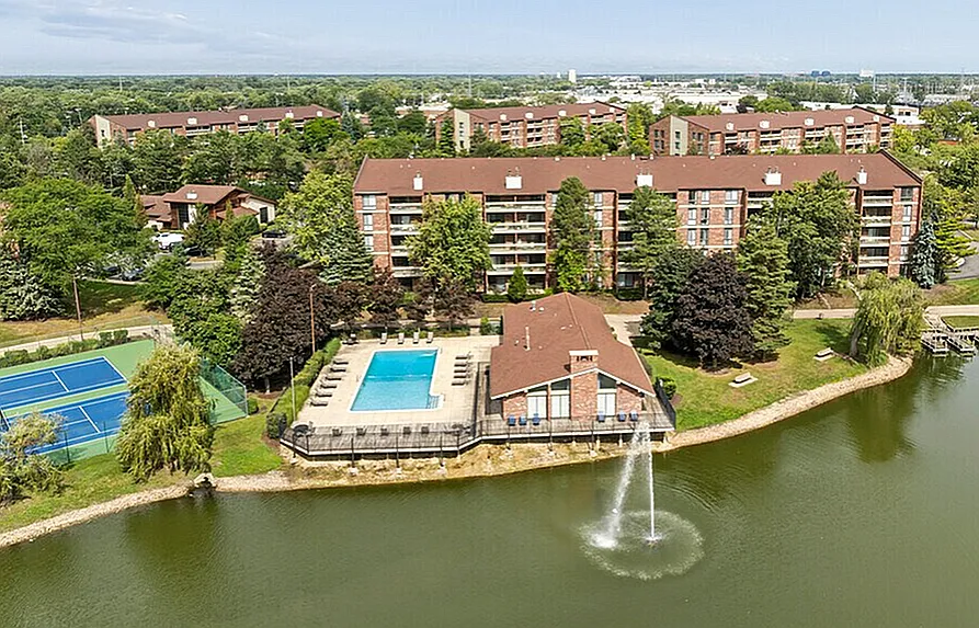 Lake+House Apartments