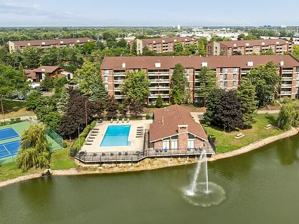 Lake+House Apartments