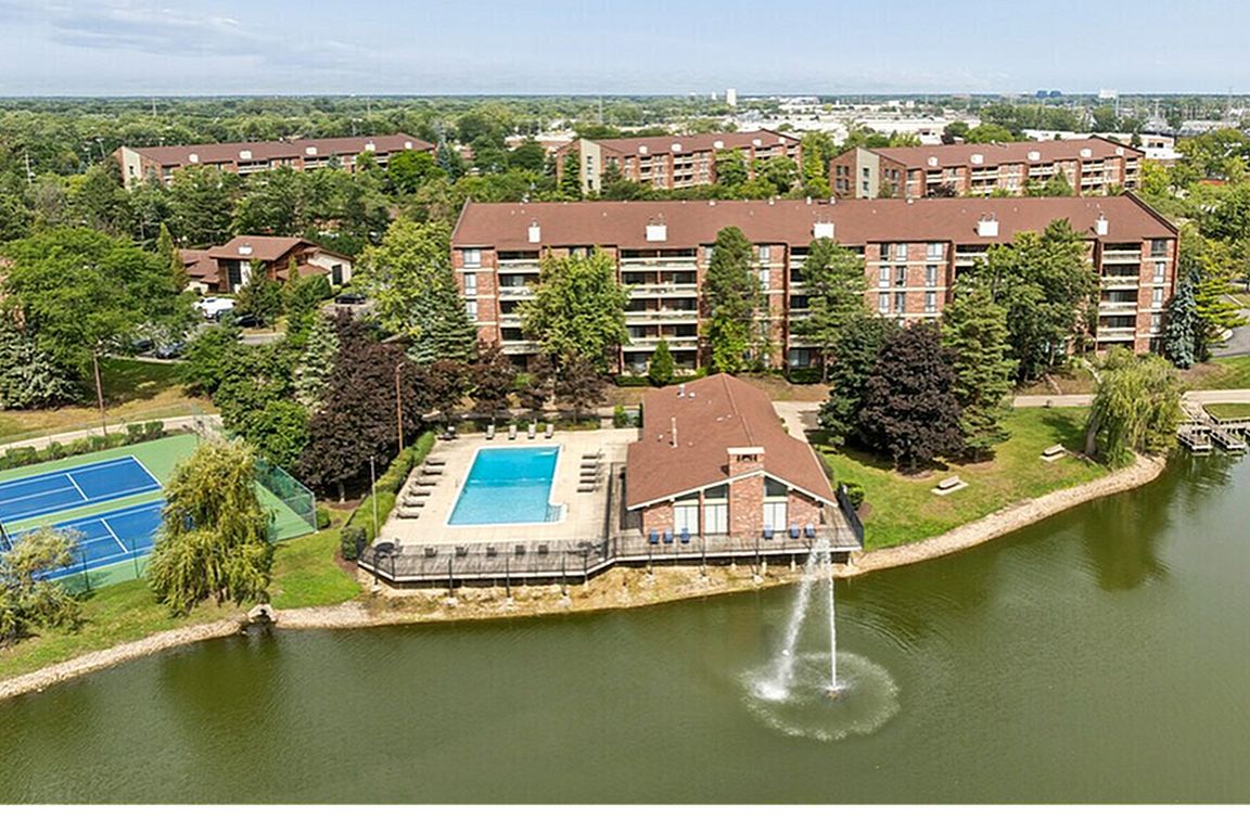 -wheeling-il-community- Lake +House