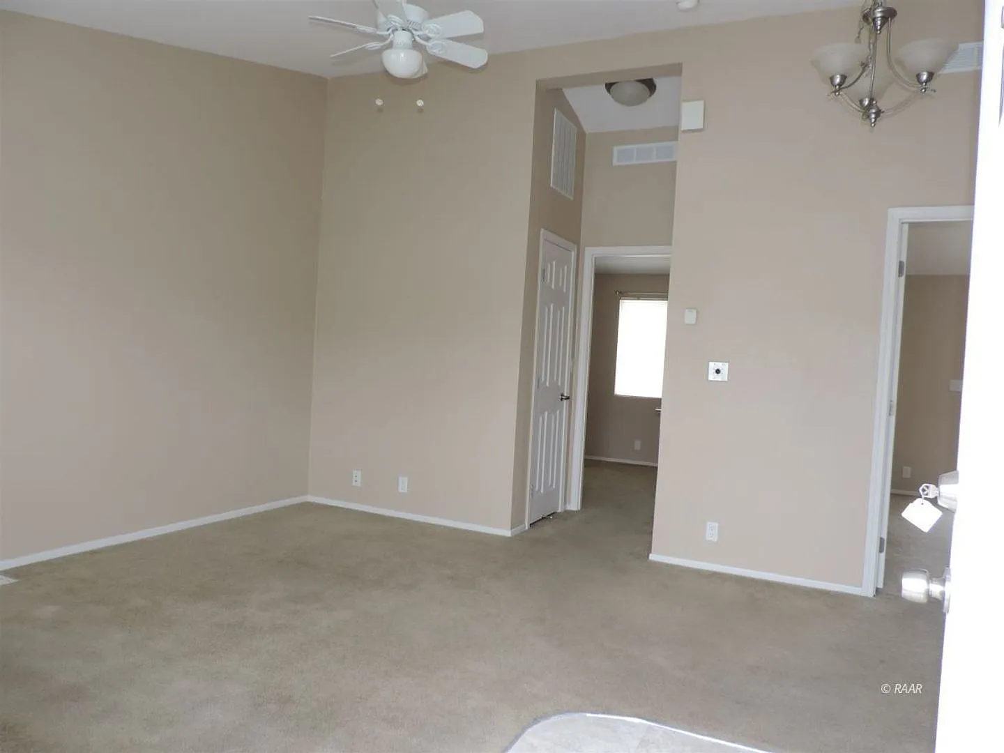 UPJ214 — Photo 2