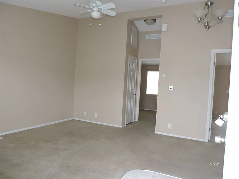 UPJ214 — Photo 2