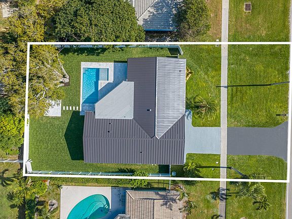 4th image of 979 NW 8th Street