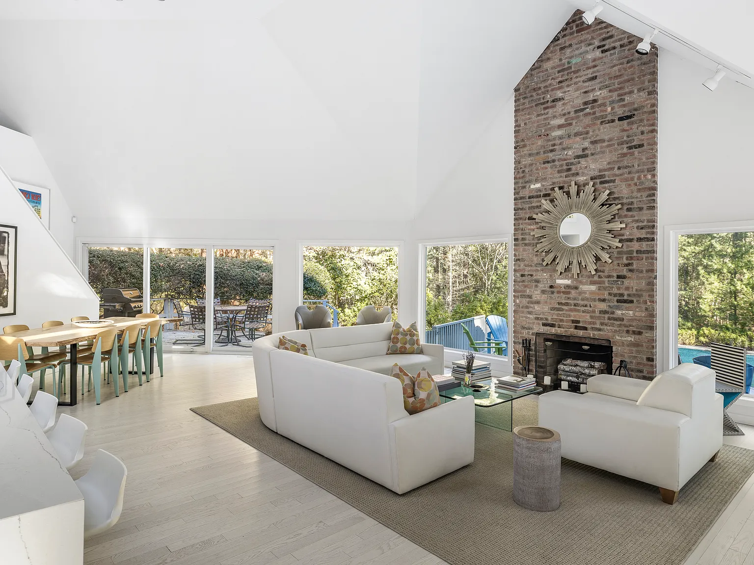 Chic Modern on Prestigious Bull Path — Photo 2