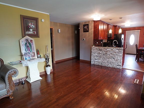 4th image of 18 Evergreen Ln