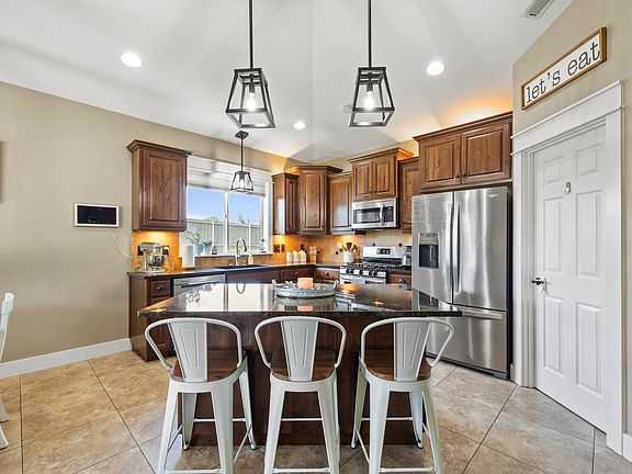 2nd image of 4612 Meadow View Dr