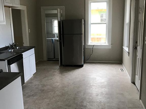 3rd image of 3564 Tacoma Ave S