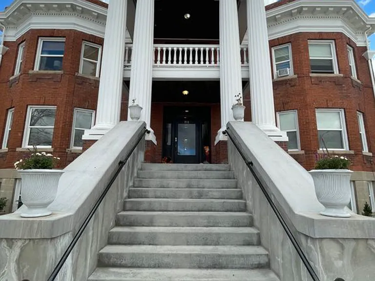 215 E 18th St #3 — Photo 2