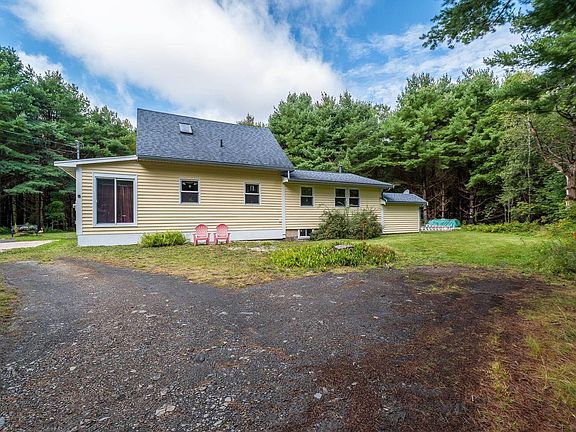 2nd image of 2699 Cornwall Rd