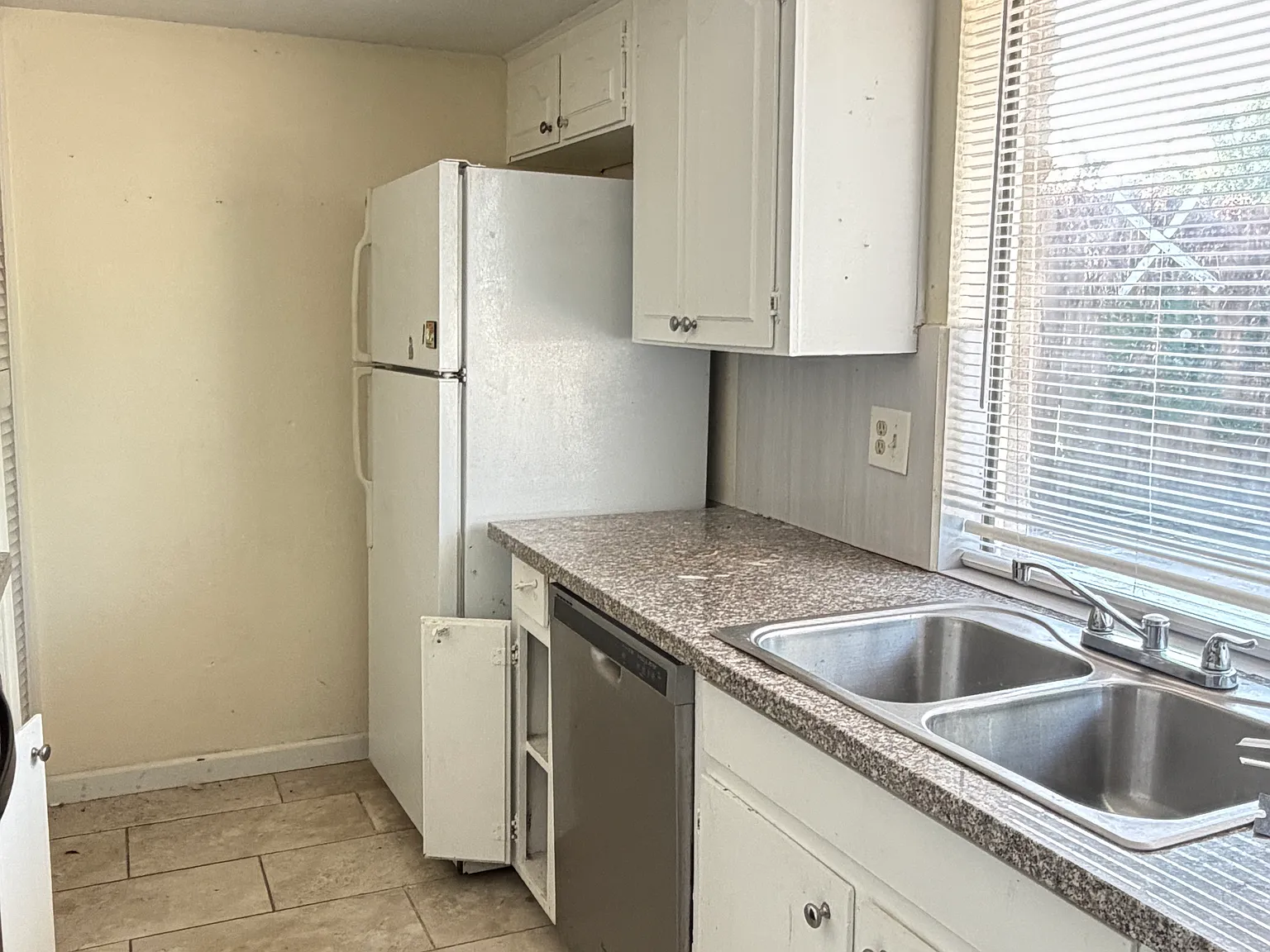 3 bed, 1085 sqft, $1,950 — Photo 3