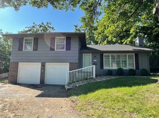 7411 Canterbury St, Prairie Village, KS 66208