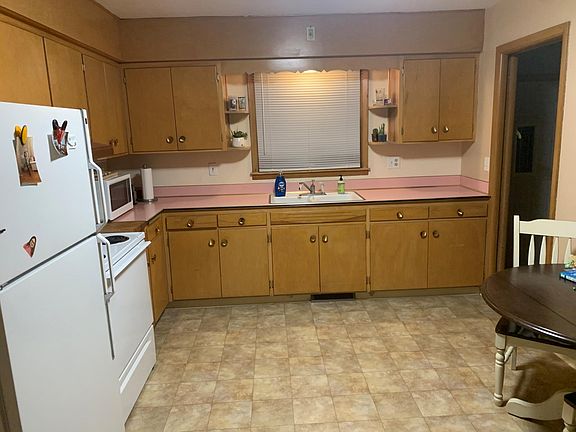 Retro eat-in kitchen, garbage disposal, stove and refrigerator, lots of storage
