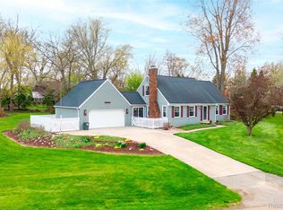 27758 Johnson Rd, Grosse Ile, MI 48138