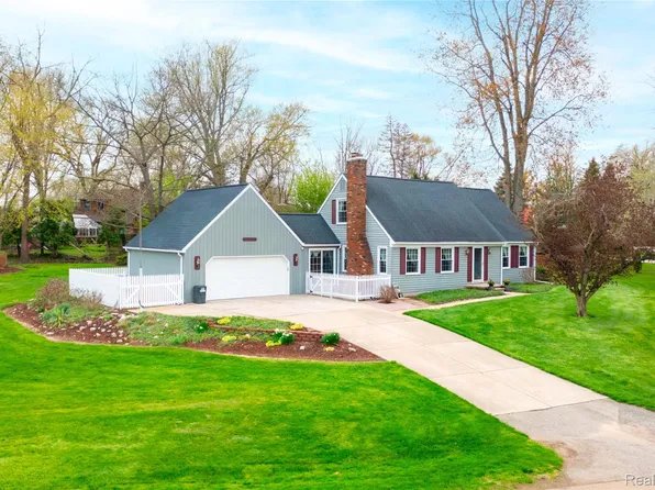 27758 Johnson Rd, Grosse Ile, MI 48138