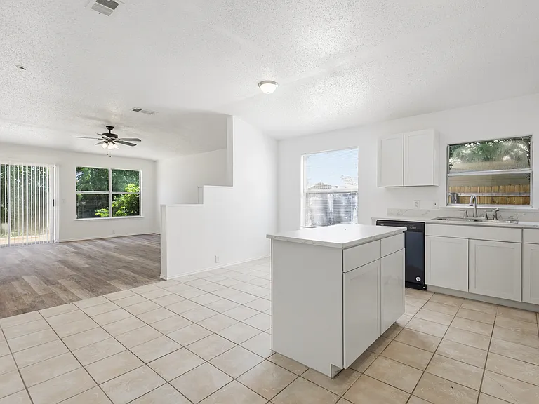 1004 Greenbend Dr — Photo 6