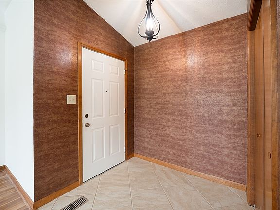 4th image of 1556 N Regency Dr