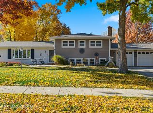 817 Woodland Hills Rd, Batavia, IL 60510