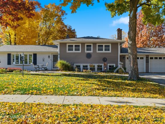 817 Woodland Hills Rd, Batavia, IL 60510