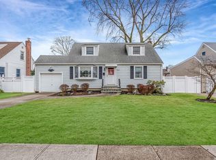 19 Kent Ln, Farmingdale, NY 11735