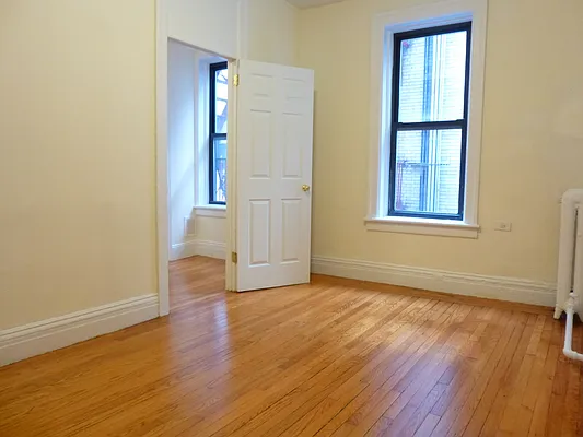 Rented by Siderow Residential Group | media 5